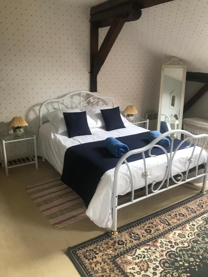 Le Logis Des Quatre Puits Panzió Neuvicq-Montguyon Kültér fotó