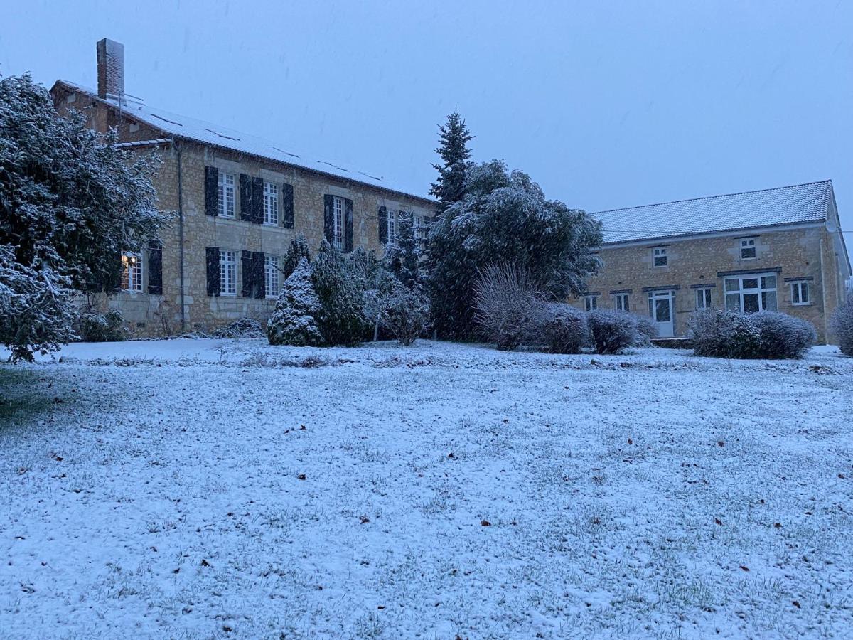 Le Logis Des Quatre Puits Panzió Neuvicq-Montguyon Kültér fotó